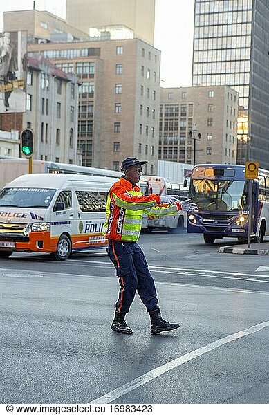 Afrikanischer männlicher Verkehrspolizist in Johannesburg  Südafrika