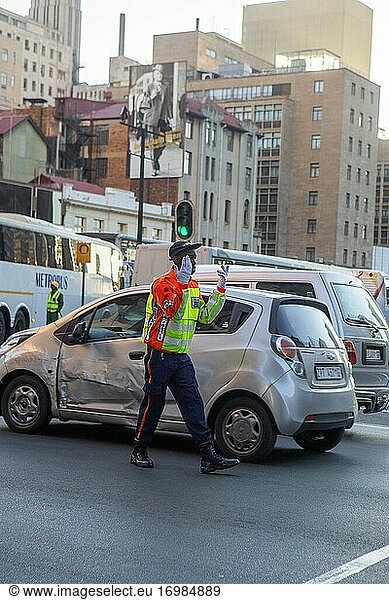 Afrikanischer männlicher Verkehrspolizist in Johannesburg  Südafrika