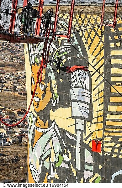 Afrikanischer Mann beim Bungee Jumping an den Soweto Towers  Johannesburg  Südafrika