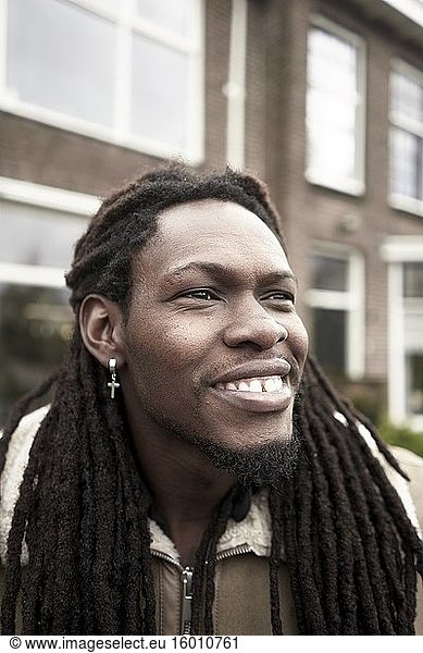 Afrikanischer Mann fühlt sich glücklich in Leeuwarden  Friesland  Niederlande  Europa