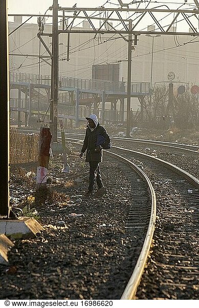 Afrikanischer Mann geht entlang der Bahngleise  Diepsloot Township  Johannesburg  Südafrika