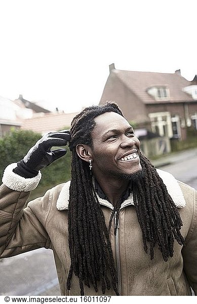 Afrikanischer Mann in fröhlicher Stimmung in einem Wohnviertel in Leeuwarden  Friesland  Niederlande