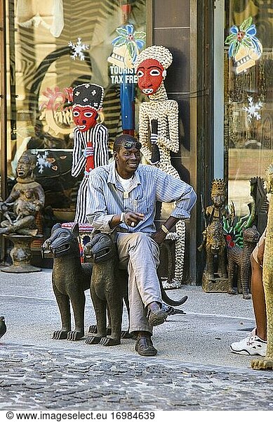 Afrikanischer Mann verkauft Kuriositäten auf dem Greenmarket Square  Kapstadt  Südafrika