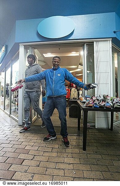 Afrikanischer Mann verkauft Sportschuhe in Johannesburg  Südafrika