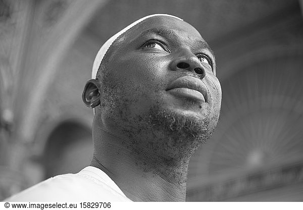 Afrikanischer Muslim in brasilianischer Moschee