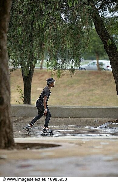 Afrikanischer Teenager beim Rollerbladen im Township Soweto  Südafrika