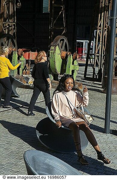 Afrikanisches Mädchen vor dem Zeitz MOCAA Museum an der V&A Waterfront  Kapstadt