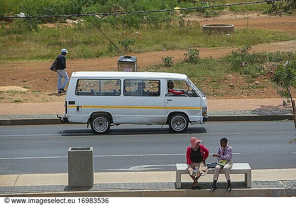 Afrikanisches Minibustaxi im Township Soweto  Johannesburg  Südafrika