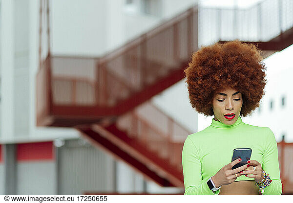 Afro-Frau mit Mobiltelefon