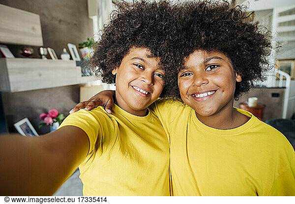 Afro-Zwillingsbrüder machen Selfie zu Hause