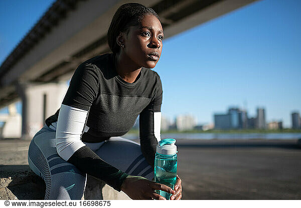Afroamerikanische Sportlerin mit ruhendem Wasser