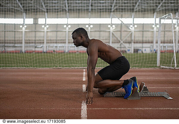 Afroamerikanischer Athlet in Hockstartposition