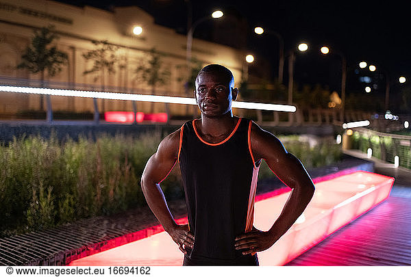 Afroamerikanischer Läufer bereit zum Training