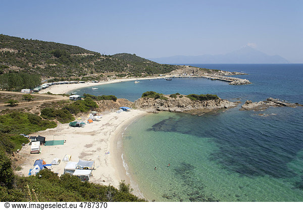 Ahlada Strand bei Sarti auf der Halbinsel Sithonia  hinten der Berg Athos  Chalkidiki  Makedonien  Griechenland  Europa