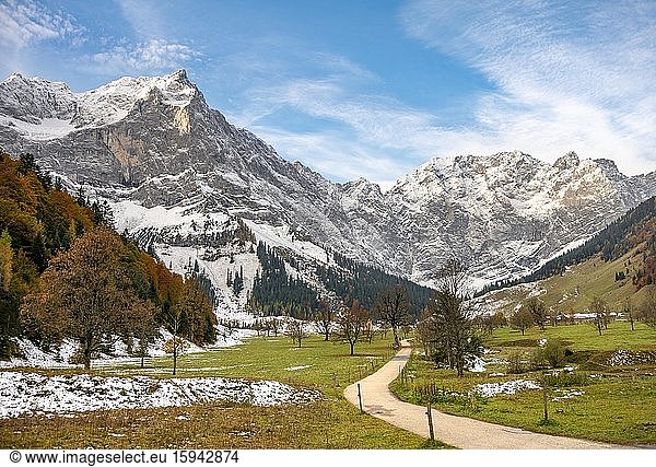 Ahornboden in autumn with snow-covered mountain peaks  Spitzkarspitze  Plattenspitze and Grubenkarspitze  Eng  Karwendel  Tyrol  Austria  Europe