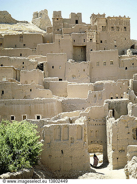 Ait Ben Haddou - die ursprüngliche Zufahrt und der Eingang  Ein eindrucksvolles Beispiel für einen Ksar  eine befestigte Stadt  die aus Lehmbauten besteht und von hohen Verteidigungsmauern umgeben ist. Marokko. Islamisch. Provinz Quarzazate.