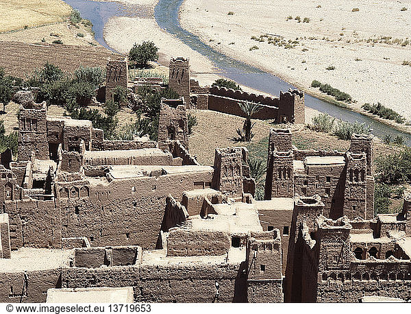 Ait Ben Haddou ist ein eindrucksvolles Beispiel für einen Ksar  eine befestigte Stadt aus Lehmbauten  die von hohen Verteidigungsmauern umgeben ist  Marokko. Islamisch. Provinz Quarzazate.