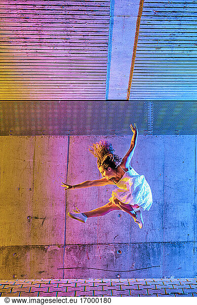 Akrobat tanzt gegen die Wand