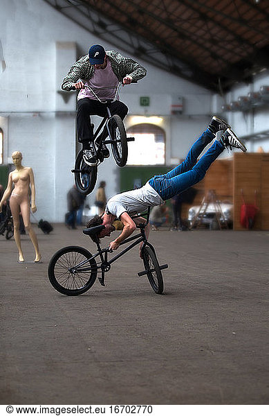 Akrobatische Fahrrad BMX Street Performance