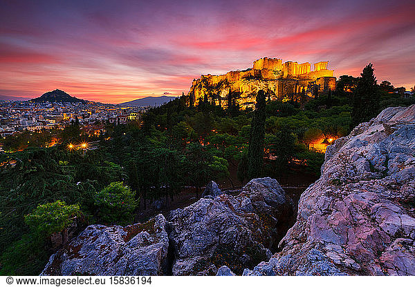 Akropolis und Blick auf Athen vom Areopag-Hügel aus.
