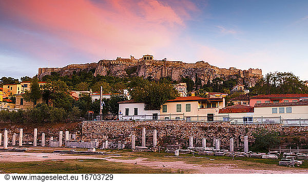 Akropolis und Reste der römischen Agora in der Altstadt von Athen.