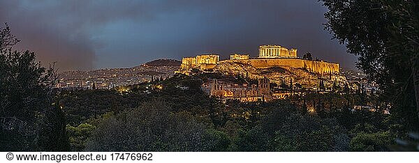 Akropolis von Athen bei Nacht vom Filopappou-Hügel aus  Athen  Griechenland  Europa