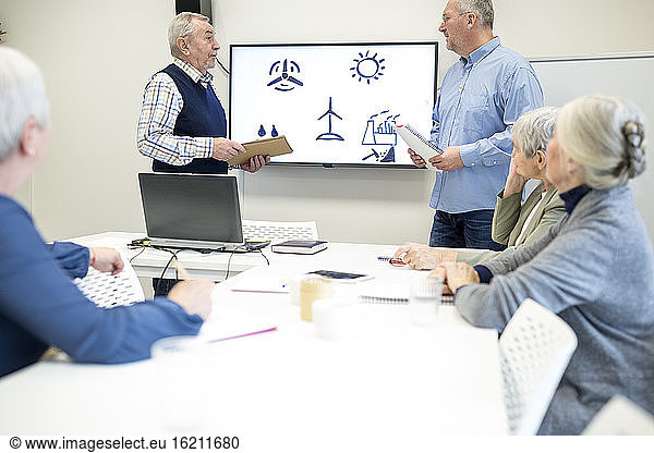 Aktive Senioren besuchen einen Kurs über erneuerbare Energien