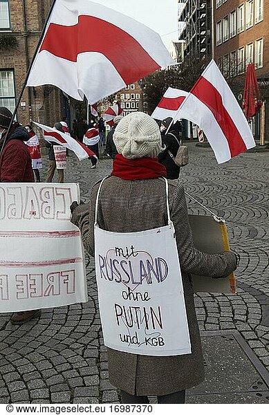 Aktivistin trägt Schild  Russland ohne Putin und KGB  Belarus-Solidaritätskundgebung auf dem Marktplatz in der Düsseldorfer Altstadt am 23.1.2021  Düsseldorf  Nordrhein-Westfalen  Deutschland  Europa