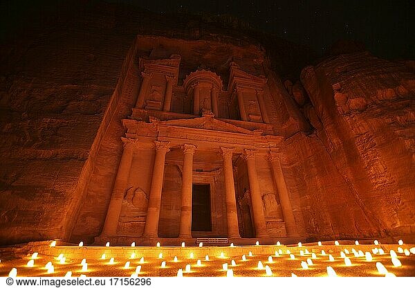 Al Khazneh (oder Schatzkammer) bei Nacht  beleuchtet von Kerzenlicht  Petra  Jordanien.