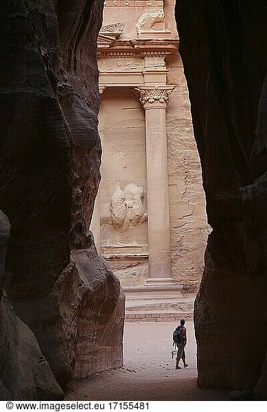 Al Khazneh (oder Schatzkammer) vom schmalen Siq aus gesehen  Petra  Jordanien.