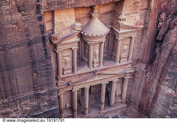 Al Khazneh-Tempel - Die Schatzkammer in der archäologischen Stadt Petra in Jordanien.