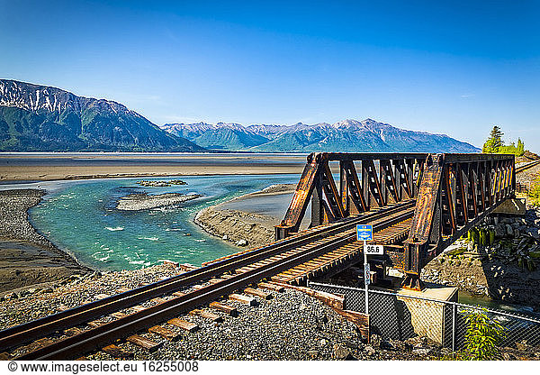 Alaska-Eisenbahngleis überquert die Bird Creek-Mündung mit dem Turnagain Arm of Cook Inlet Süd-Zentral-Alaska im Sommer; Portage Alaska Vereinigte Staaten von Amerika