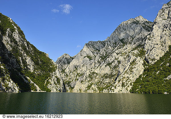 Albanien  Balkan  Blick auf Kalksteinfelsen am Koman-See