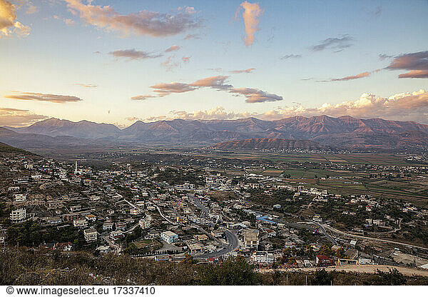 Albanien  Bezirk Vlore  Sarande  Wolken über einem Vorort der Stadt mit Bergen im Hintergrund