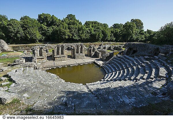 Albanien. Butrint oder Buthrotum  eine archäologische Stätte  die zum UNESCO-Weltkulturerbe gehört. Das Theater. Ein steigender Grundwasserspiegel hat das Orchester überflutet.
