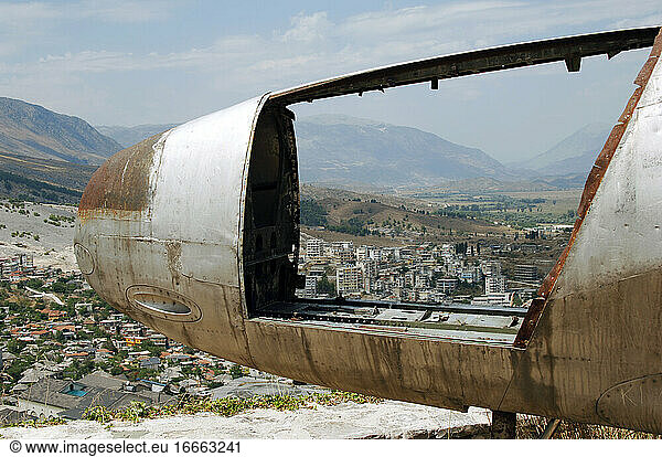 Albanien. Gjirokaster aus dem Cockpit eines Flugzeugs der amerikanischen Luftwaffe  das 1957 während des Kalten Krieges landete. Von der Burg von Gjirokastra