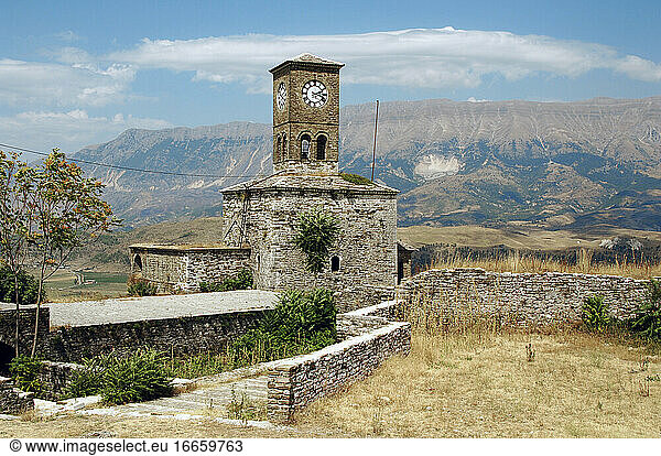Albanien. Schloss Gjirokaster (18. Jh.) und der Uhrenturm  der 1811 vom osmanischen Gouverneur Ali Pascha von Tepelena hinzugefügt wurde.
Östliche Seite.