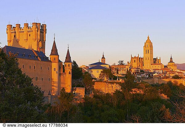 Alcazar  Kathedrale  Segovia  Festung Alcazar und Kathedrale bei Sonnenuntergang  Castilla-Leon  Spanien  Europa