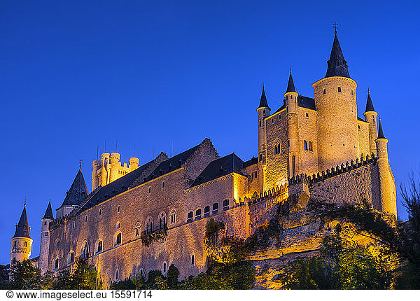 Alcazar von Segovia in der Abenddämmerung beleuchtet; Segovia  Kastilien und Leon  Spanien