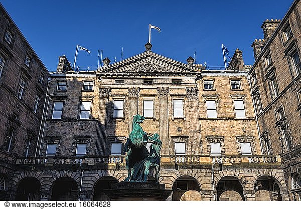 Alexander- und Bucephalus-Statue vor den City Chambers  dem ehemaligen Royal Exchange-Gebäude in Edinburgh  der Hauptstadt von Schottland  einem Teil des Vereinigten Königreichs.
