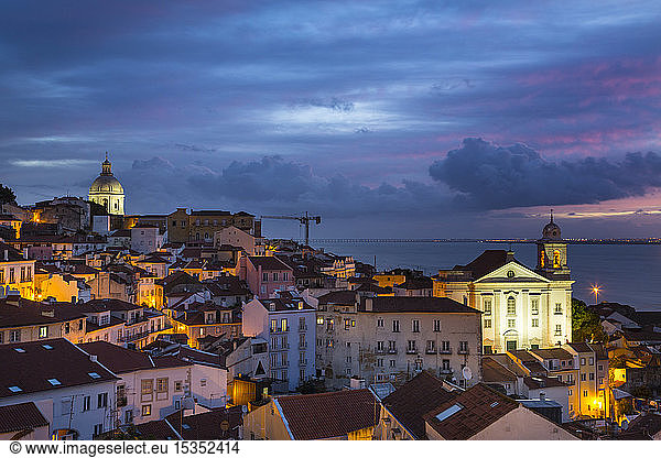 Alfama-Viertel bei Nacht  Lissabon  Portugal