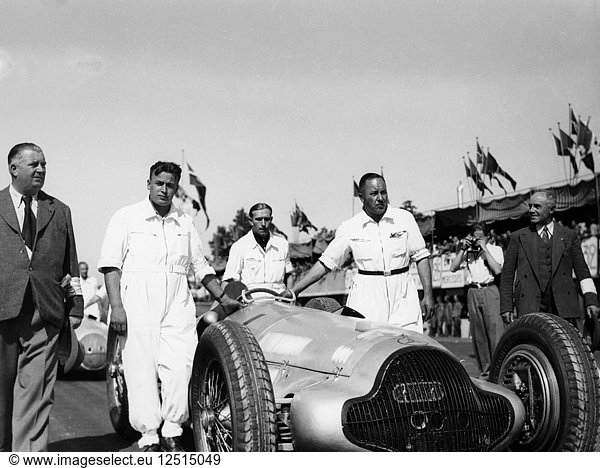 Alfred Neubauer mit Mercedes-Wagen beim Start zum Großen Preis von Italien  Monza  1938. Künstler: Unbekannt