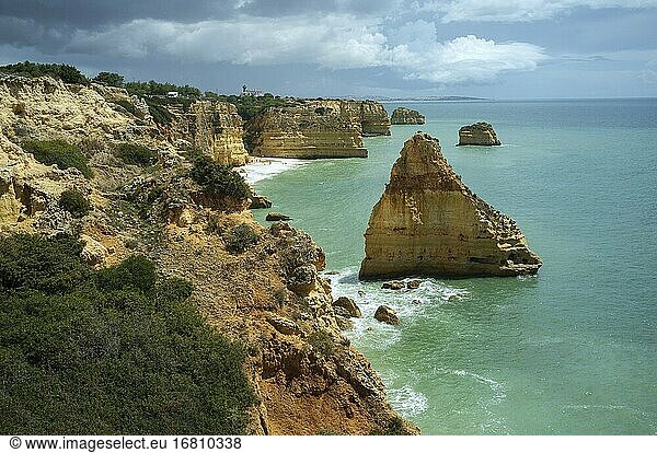 Algarve-Landschaft  portugiesische Küste  Höhlen von Ponta da Piedade  Portugal.