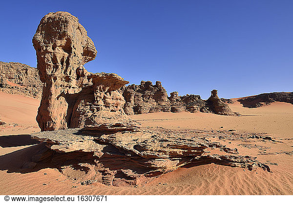 Algerien  Sahara  Tassili N'Ajjer National Park  Tassili Tadrart  Felsen und Dünen am Kessel