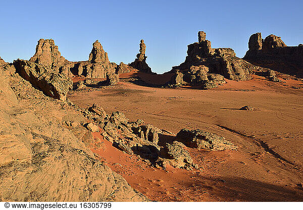 Algerien  Sahara  Tassili N'Ajjer National Park  Tassili Tadrart  Felsen und Sanddünen am Kessel