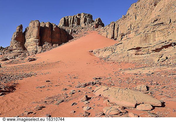 Algerien  Sahara  Tassili N'Ajjer National Park  Tassili Tadrart  Felsen und Sanddünen am Kessel