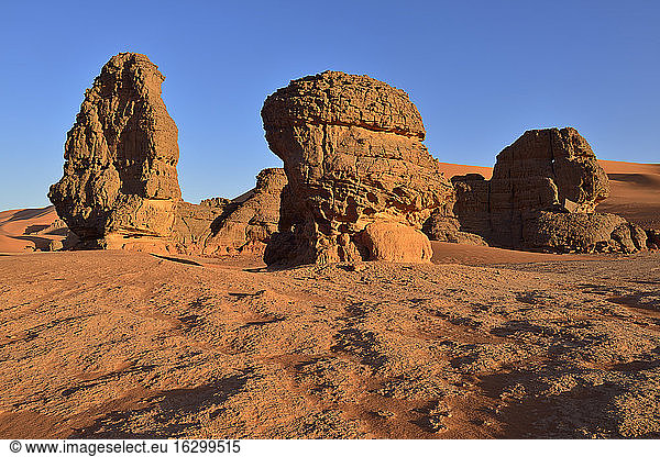 Algerien  Sahara  Tassili N'Ajjer Nationalpark  Tadrart  Sandsteinfelsentürme bei Tin Merzouga