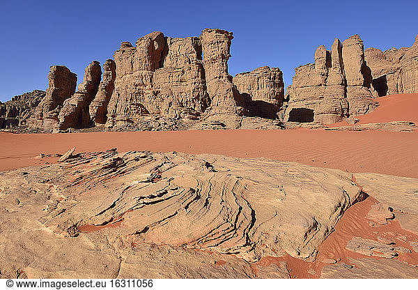 Algerien  Sahara  Tassili N'Ajjer Nationalpark  Tassili Tadrart  Felsenlandschaft im Kessel