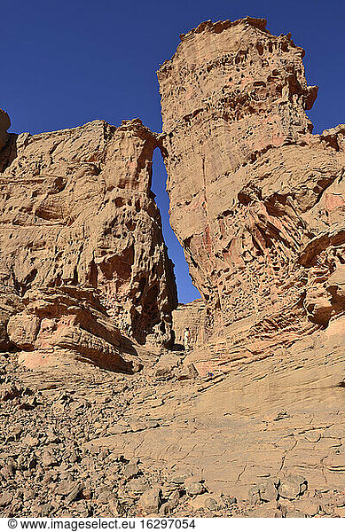 Algerien  Sahara  Tassili N'Ajjer Nationalpark  Tassili Tadrart  Frau beim Wandern in der felsigen Landschaft des Kars