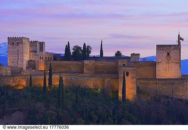 Alhambra  Alcazaba in der Abenddämmerung  UNESCO-Weltkulturerbe  Granada  Andalusien  Spanien  Europa
